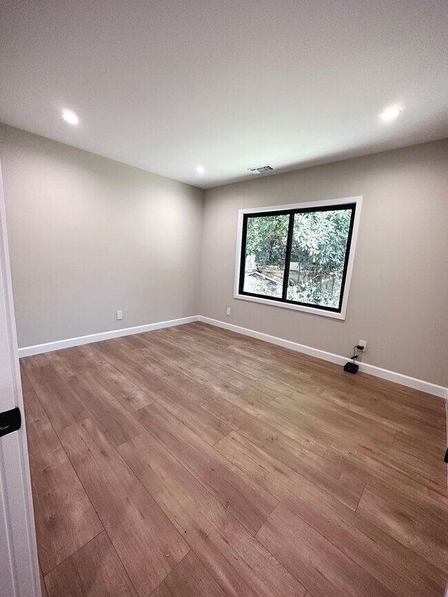 Foto del edificio - 2411 Ivanhoe Dr