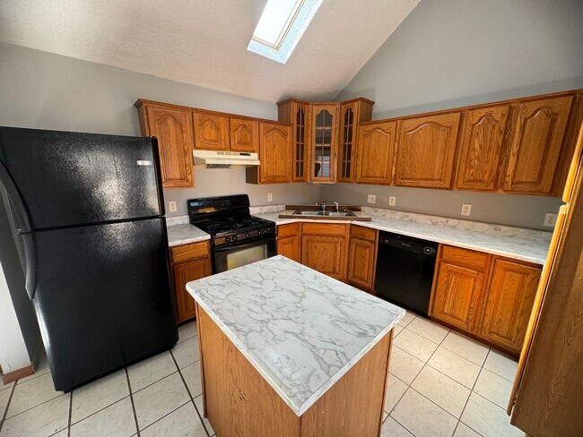 Building Photo - 3 bedroom 1 bath house in Davenport with g...