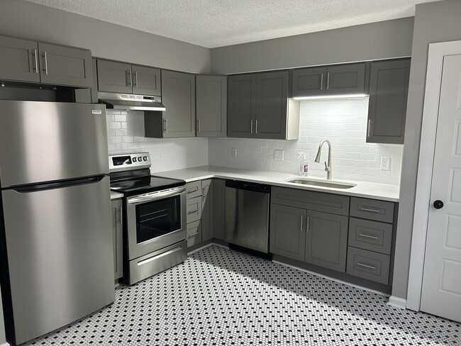 Building Photo - 738 Fox Ridge Dr