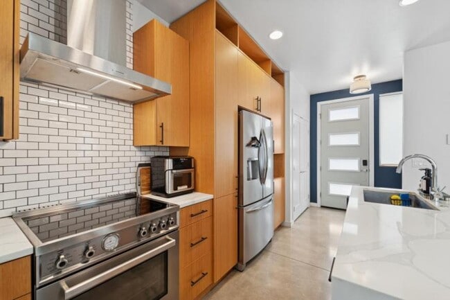 Building Photo - 3 bedroom in Seattle WA 98118