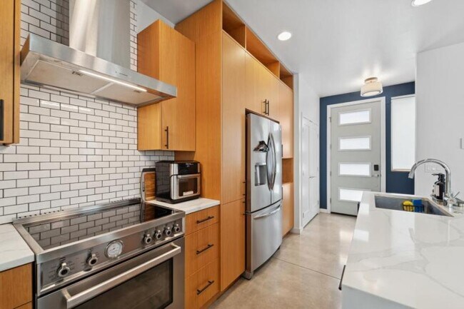 Foto del edificio - 3 bedroom in Seattle WA 98118