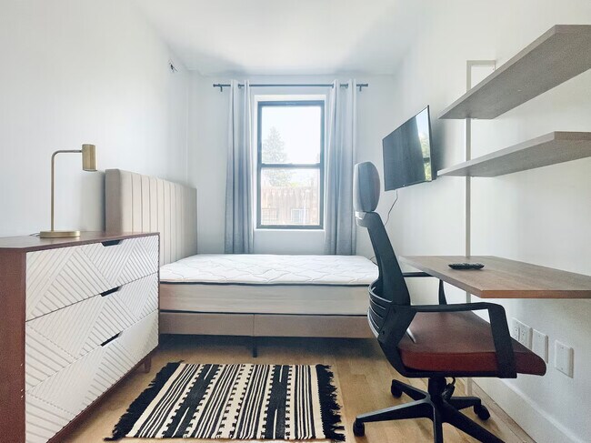 Foto del edificio - Furnished room/NOT APARTMENT