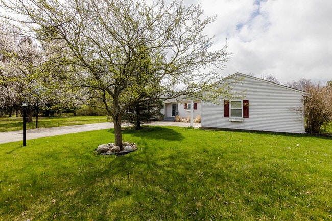 Building Photo - 229 Topaz Ln