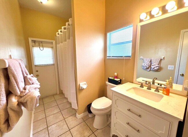 Foto del edificio - 5212 Jasmine Trace Ln