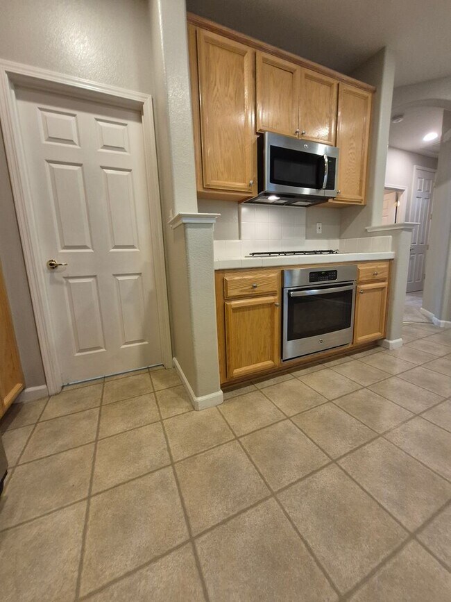 Foto del edificio - Now Leasing!! 3bd/2ba Gorgeous Single-Story Home Located In Roseville