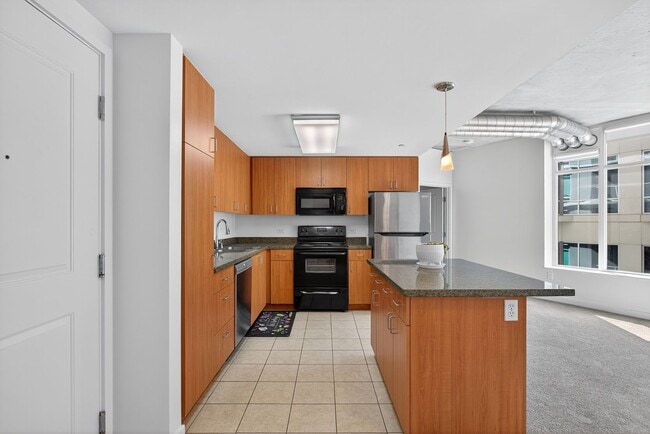 Building Photo - Bright 2-Bedroom Home in Smart Corner