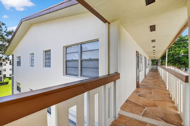 Building Photo - 585 Mansfield M