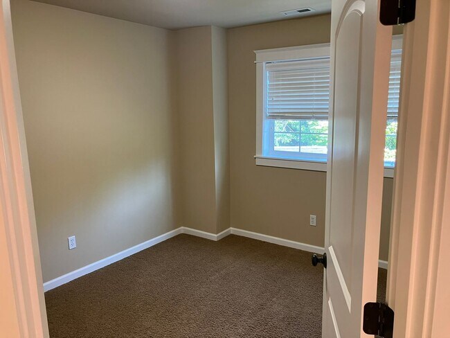 Building Photo - Beautiful, Stand Alone Home Available in Issaquah Highlands! 3 Bedrooms on the top floor!