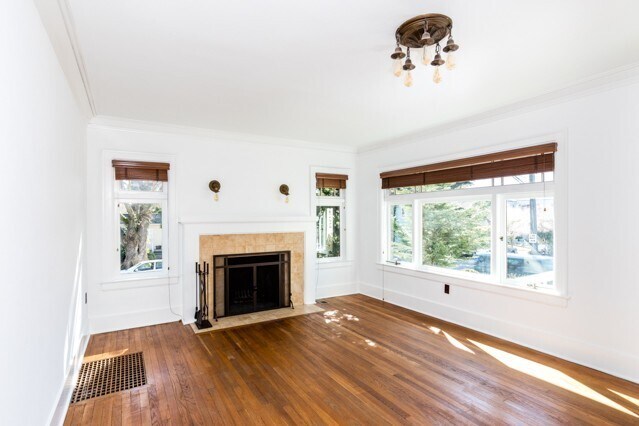 Foto del edificio - Spacious Home with that Classic Seattle Ch...