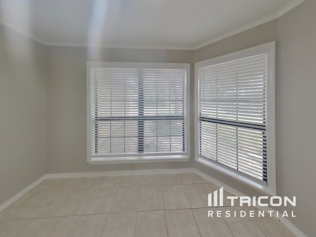 Foto del edificio - 6810 Maple Lk St
