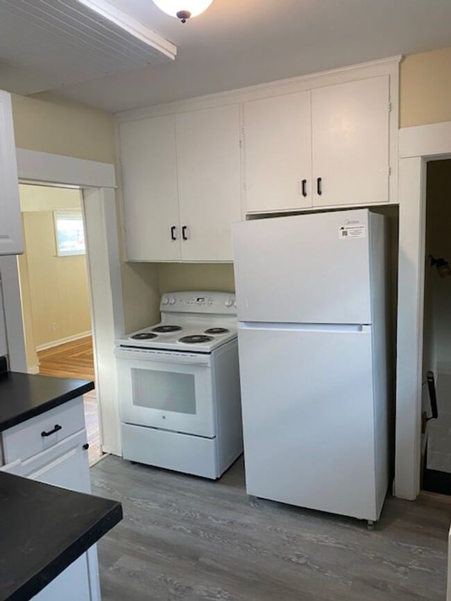 Photo - Spacious and beautifully remodeled 5 bed 2 bathroom home