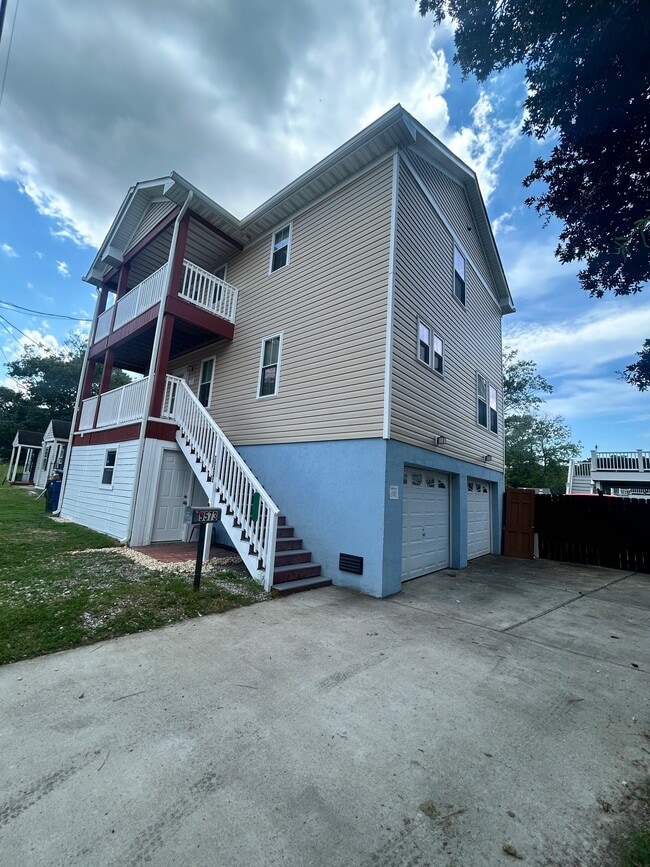 Building Photo - 9573 6th Bay St