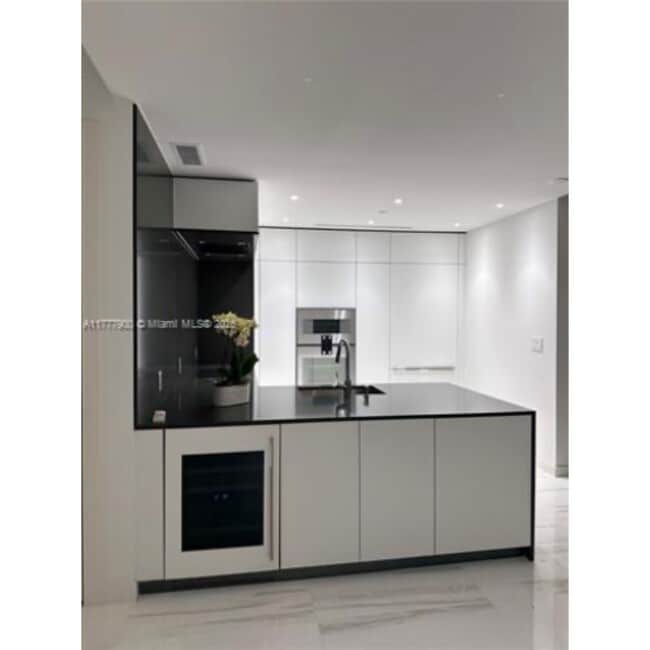 Building Photo - 300 Biscayne Boulevard Way