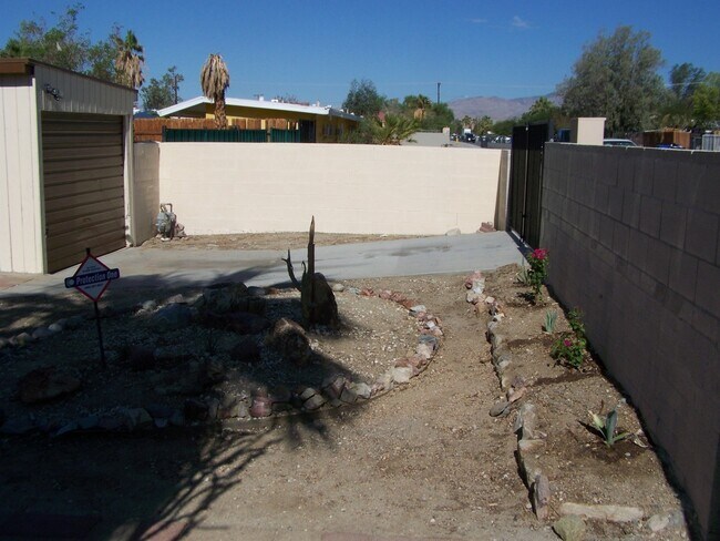 Foto del edificio - 2 Bed +1 Bath SINGLE FAMILY HOME + HUGE ba...
