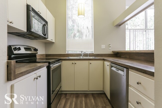 Building Photo - Move-in ready charming 4BR 3BA home