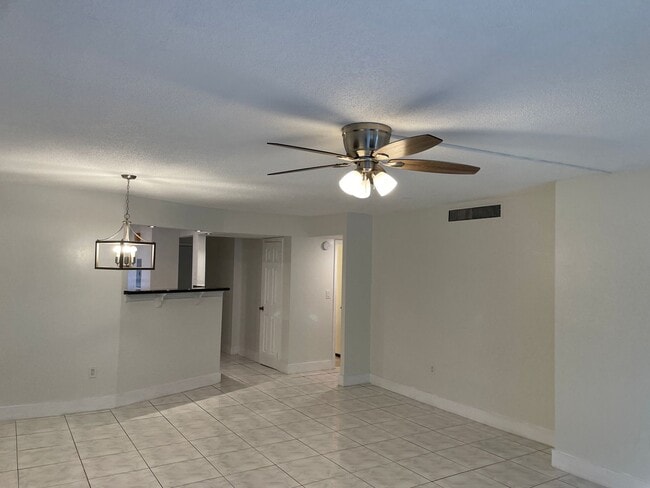 Building Photo - 2 Bedroom Condo in Jade Winds - North Miam...