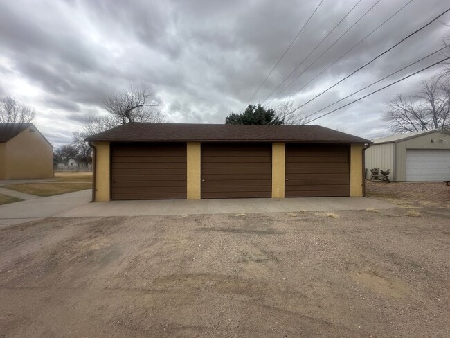 Building Photo - Large  two bedroom, two bathroom, pet friendly home!