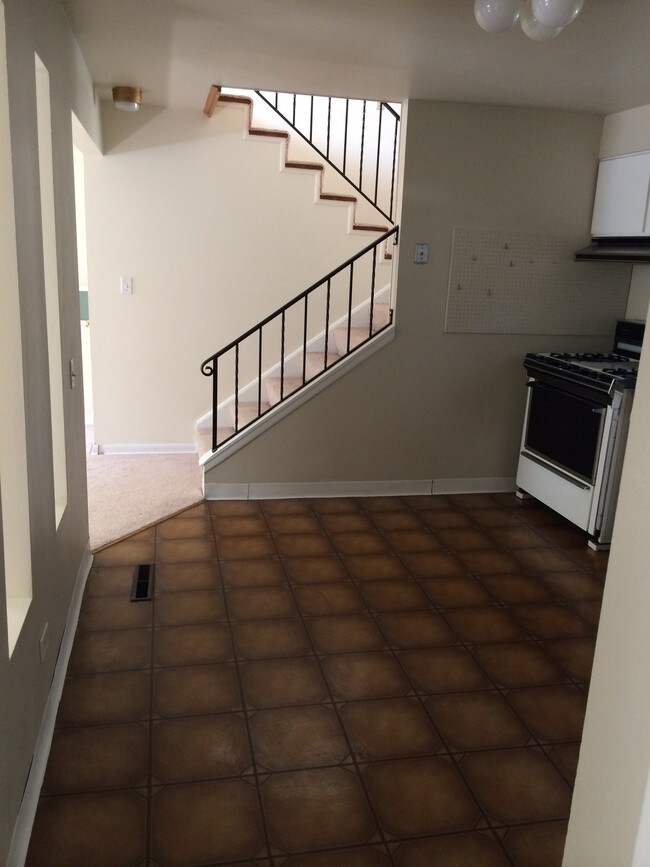 Building Photo - 2030 Alta Vista Dr