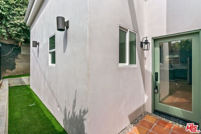 Building Photo - 8589 Rugby Dr