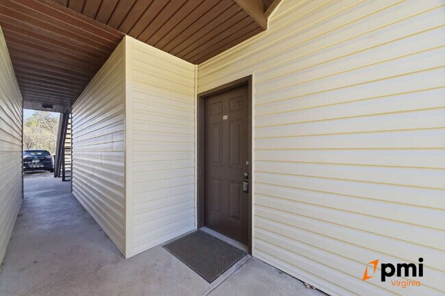 Foto del edificio - GATED COMMUNITY FULLY RENOVATED 1 BED 1 BATH WITH BALCONY AND POOL