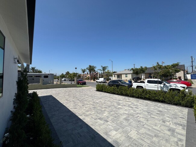 Foto del edificio - Newly Remodeled 3 Bed / 1.5 Bath Front House of Duplex