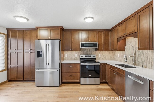 Building Photo - Modern 3 BD | 2.5 BA | 1,476 SF | 1-Car Garage | Solar Panels | Mountain View Community