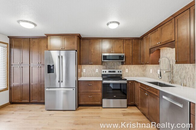 Foto del edificio - Modern 3 BD | 2.5 BA | 1,476 SF | 1-Car Garage | Solar Panels | Mountain View Community