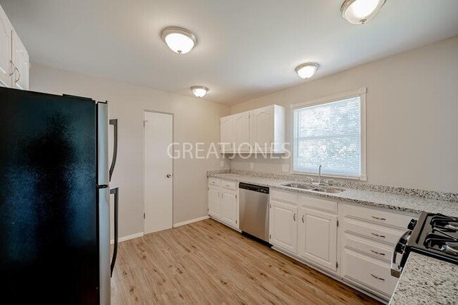 Building Photo - 2905 Delaware Dr