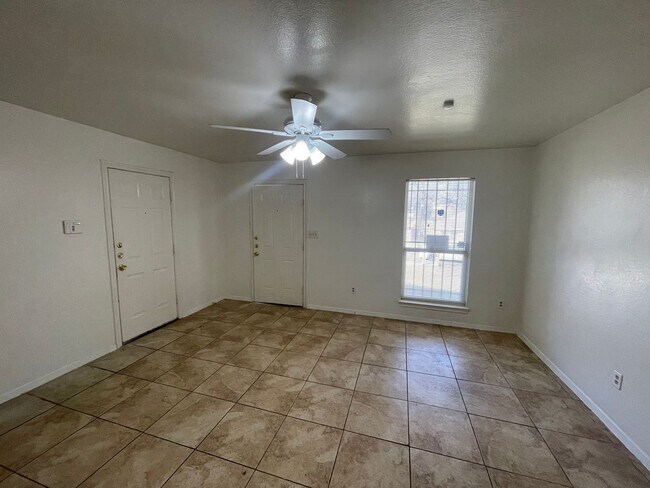 Foto del edificio - Dallas home over 1200 sqft!