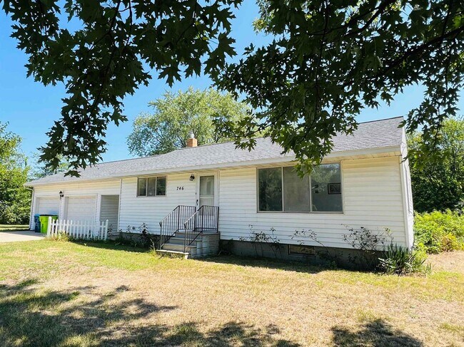 Foto del edificio - 2 Bedroom House for Rent with Attached 2 C...