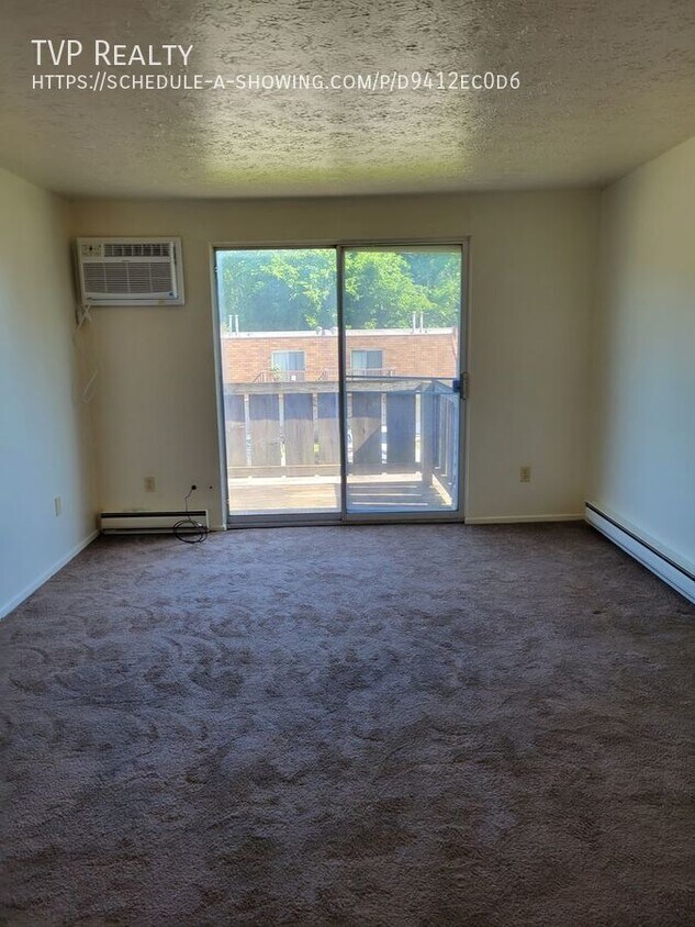 Foto principal - 1444 W River Rd N