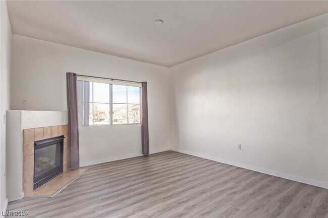 Building Photo - 3400 Cabana Dr