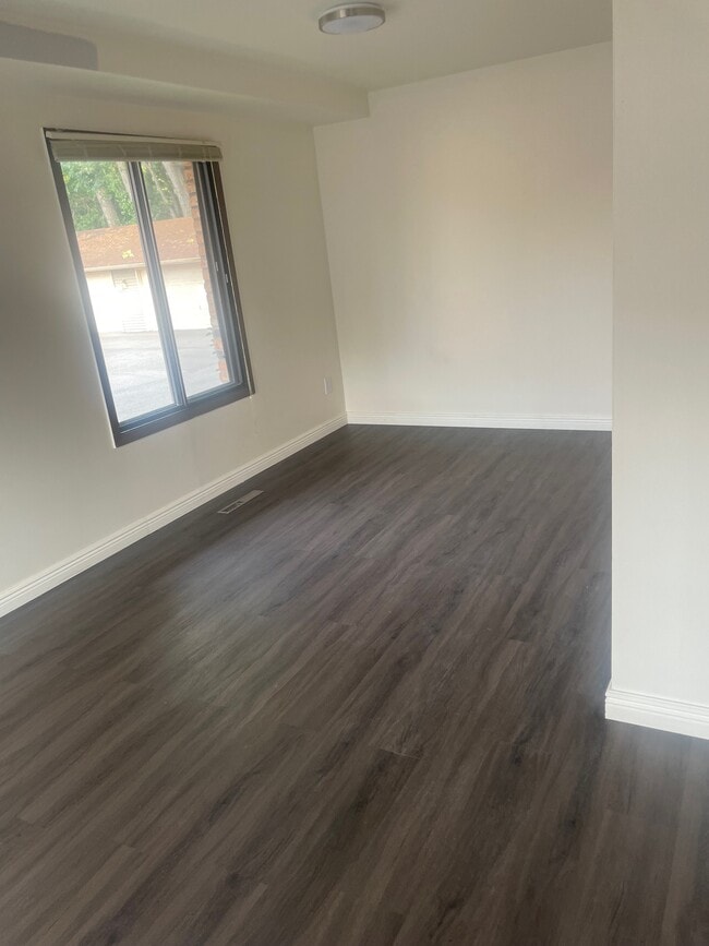 Dining area - 4733 Cedar Lake Rd S