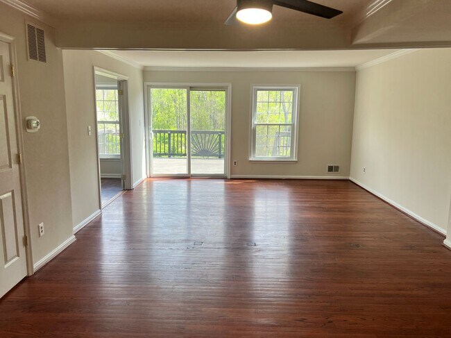 Foto del edificio - 516 Meadow Hall Dr
