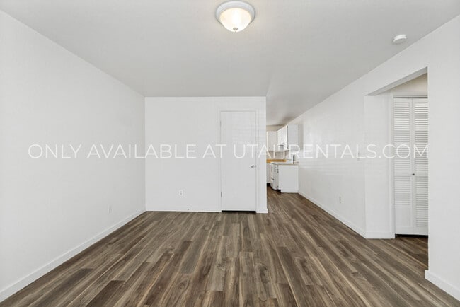 Foto del edificio - 255 E Center St
