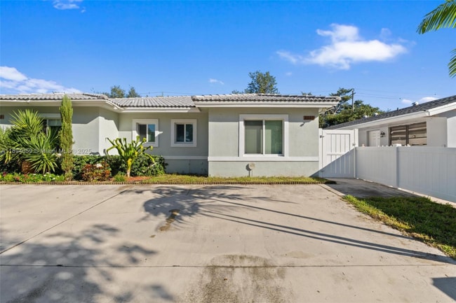 Building Photo - 6035 SW 40th Ct