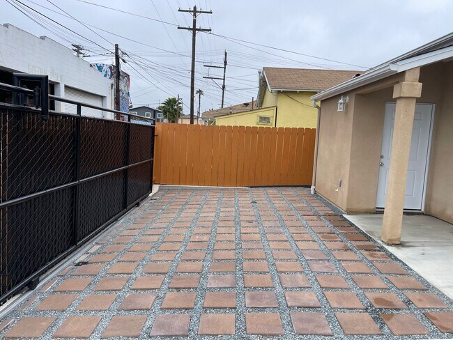 Building Photo - Brand new 1 bedroom 1 bath duplex in San D...