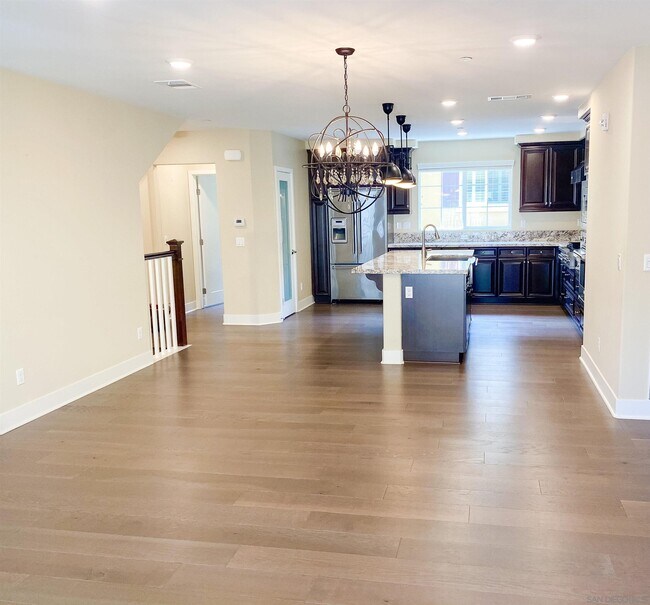 Building Photo - 2410 Torrey Pines Rd