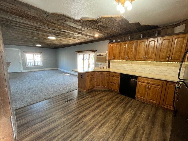 Building Photo - Large 4 Bed 2 Bath Home for Rent Near Down...