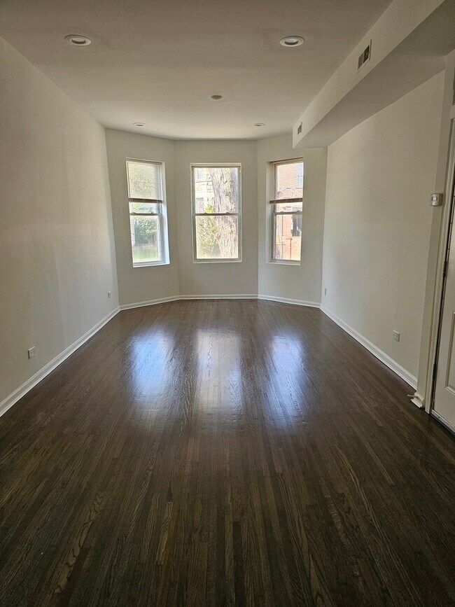 Building Photo - 6507 S Rhodes Ave