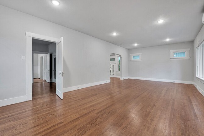 Building Photo - Charming Craftsman Style Home in Tobin Hill!