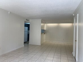 Building Photo - 925 W Oak Ridge Rd