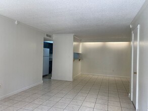 Building Photo - 925 W Oak Ridge Rd