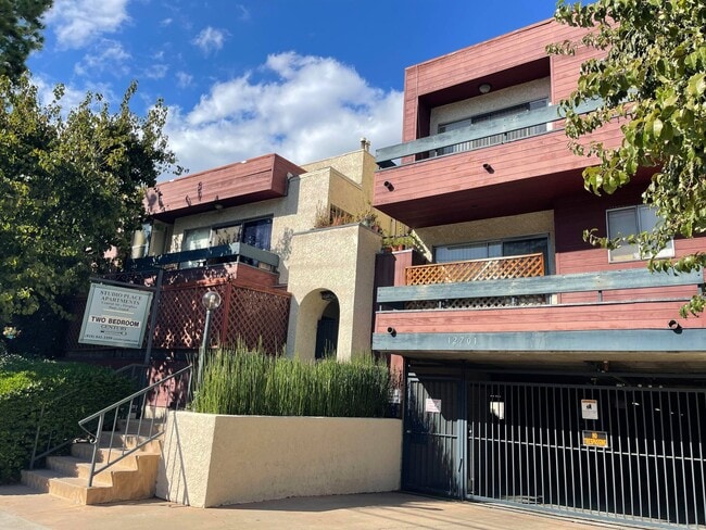 Building Photo - 12701 Moorpark St