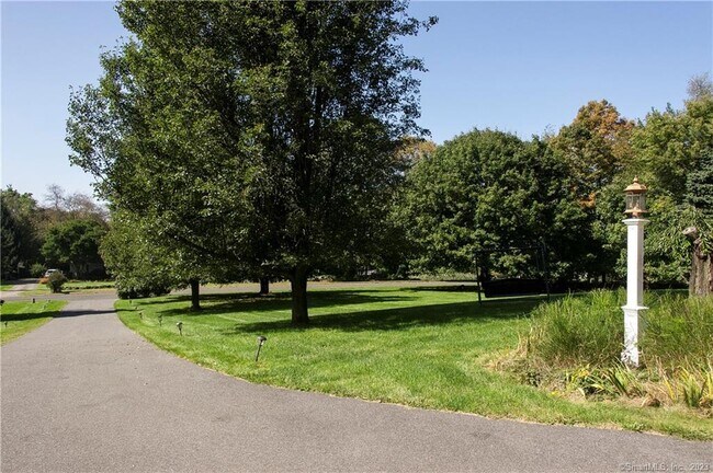 Foto del edificio - 23 Maplewood Dr