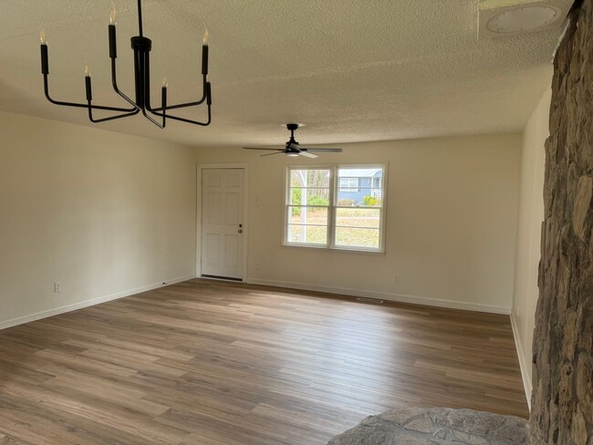 Building Photo - Cute ranch layout 3 bedroom 1 bath home in...