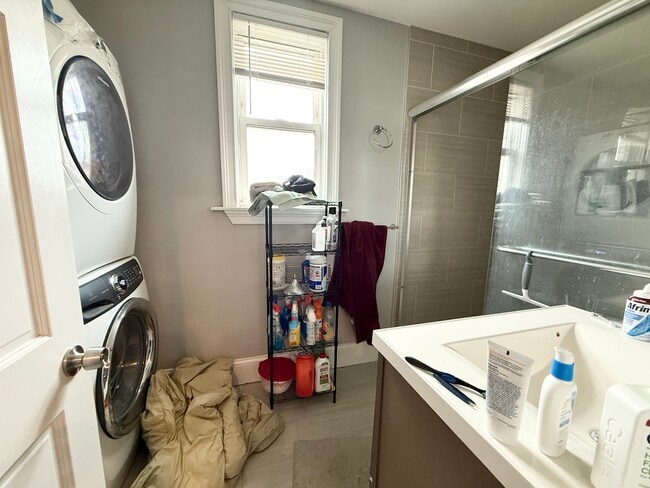 Foto del edificio - 12 Bickford Ave