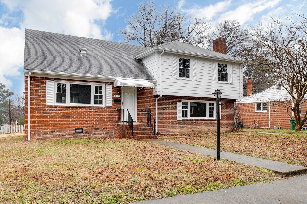 Primary Photo - Large 4 Bedroom Tri-Level Home in the West...