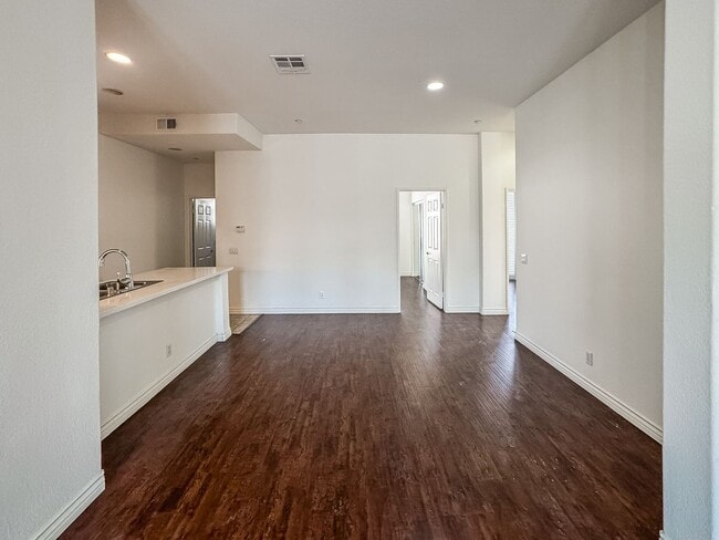 Building Photo - Beautiful 3 Bd/2Ba Spacious Home in Fullerton w/AC and Ample Community Amenities!