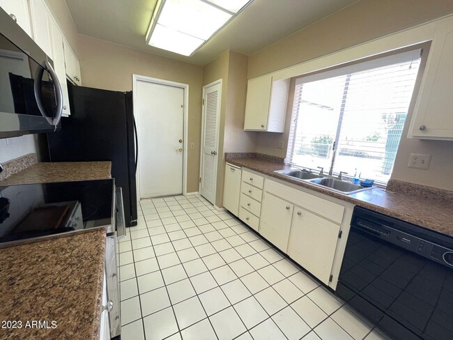 Foto del edificio - 9630 N Briarwood Dr